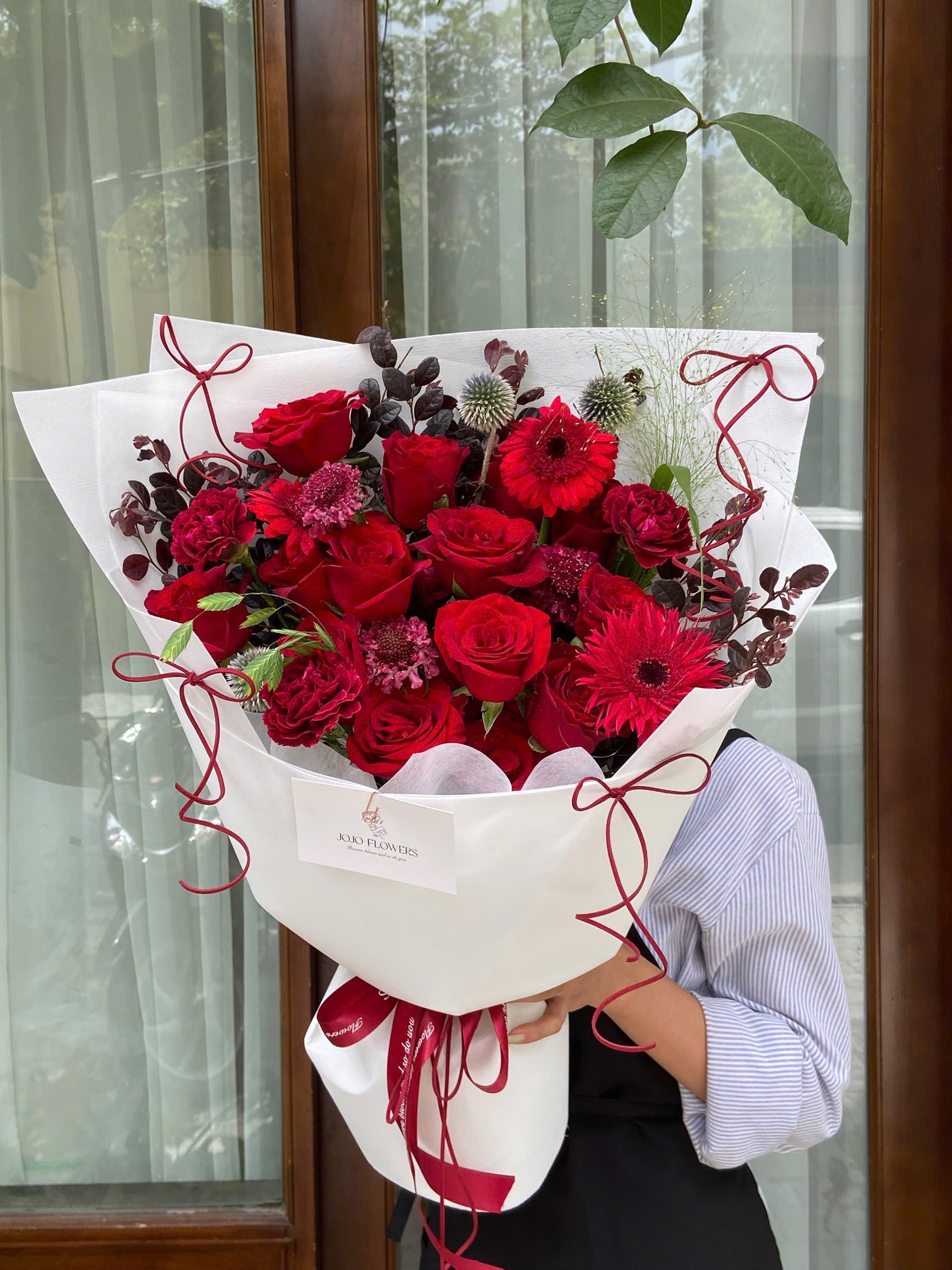 Bó hoa tone đỏ mix giấy trắng đính nơ