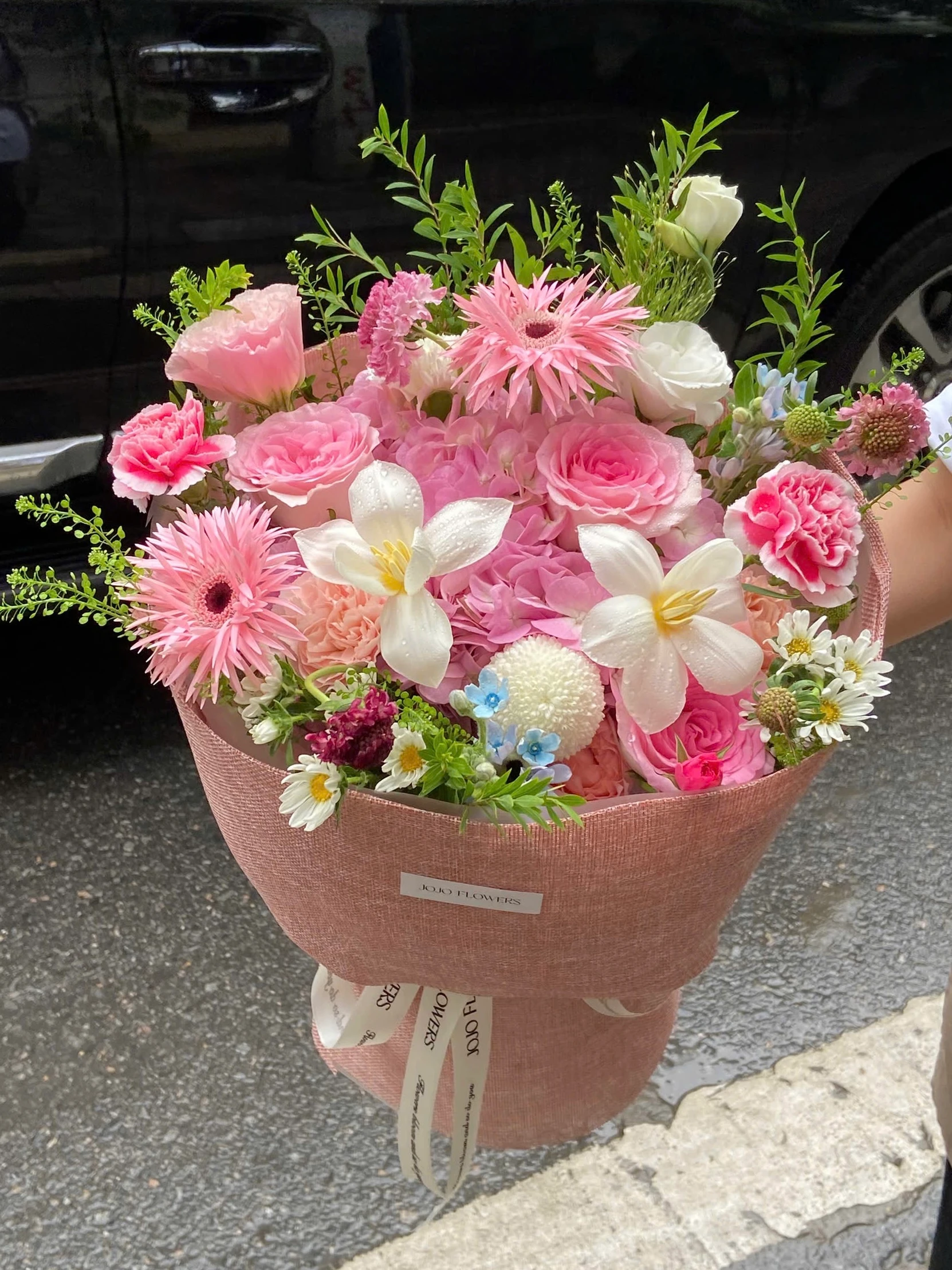 Bó tròn cẩm tú cầu mix giấy vải hồng